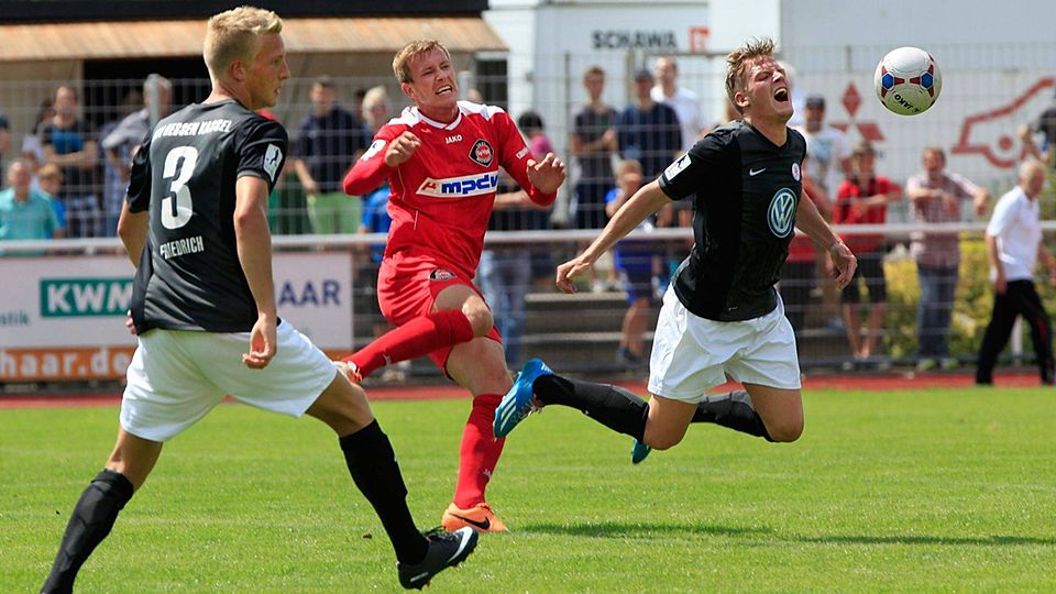 F: Weindl Voller Einsatz für den KSV Hessen Kassel. Tim-Philipp Brandner hier im Spiel gegen die SpVgg Neckarelz.