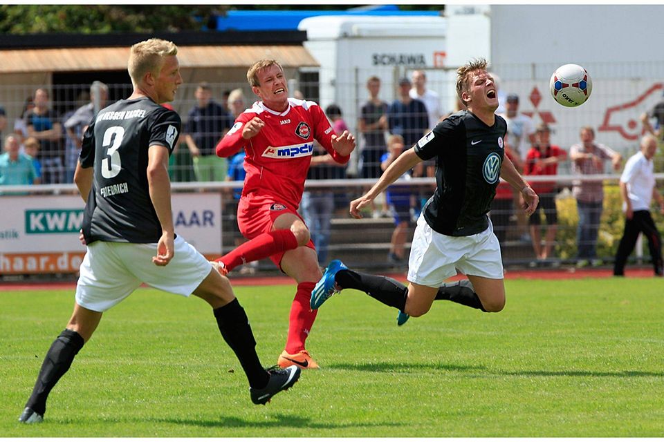 F: Weindl Voller Einsatz für den KSV Hessen Kassel. Tim-Philipp Brandner hier im Spiel gegen die SpVgg Neckarelz.