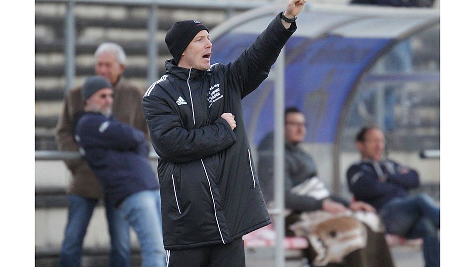 Fingerzeig: Trainer Sascha Winsi möchte RWO Alzey nach der Winterpause wieder nach oben führen.	Foto: photoagenten