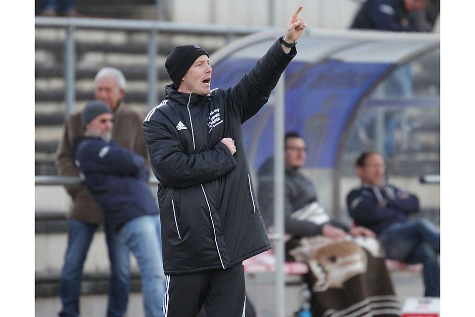 Fingerzeig: Trainer Sascha Winsi möchte RWO Alzey nach der Winterpause wieder nach oben führen.	Foto: photoagenten