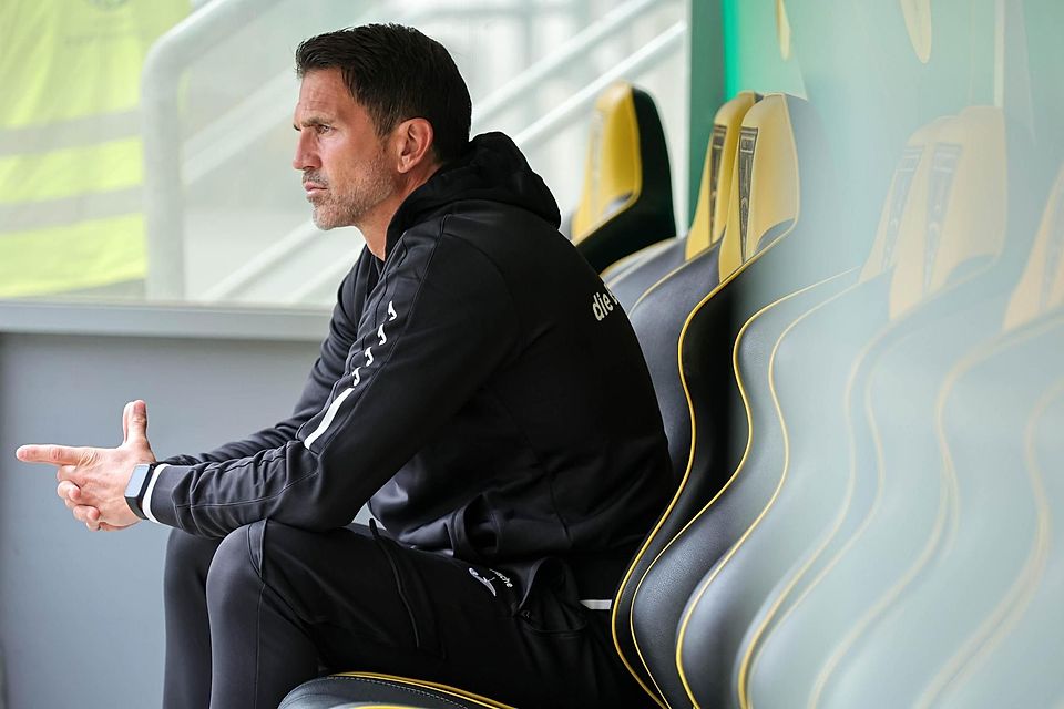 Einsamer Grübler: Patrick Glöckner kann sich den rasanten Niedergang der Löwen nicht erklären.