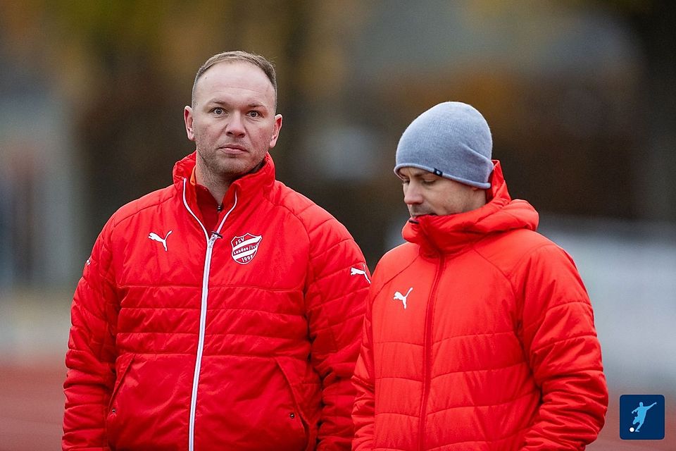 Könnten eigentlich zufriedener dreinblicken: Landaus Trainerduo Christoph Schambeck (re.) und Max Putz. Der FSV seht als Wintermeister der Kreisliga Isar-Rott bereits fest.