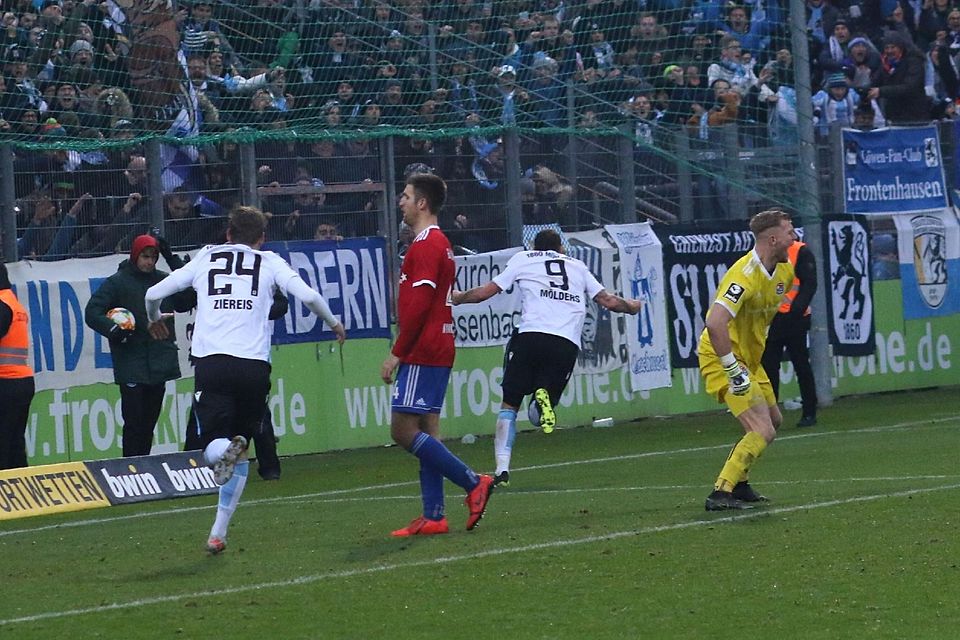 Mit seinem Treffer in der Nachspielzeit führte Sascha Mölders (hinten) den TSV 1860 München zum dritten S-Bahn-Derby-Sieg in Folge.