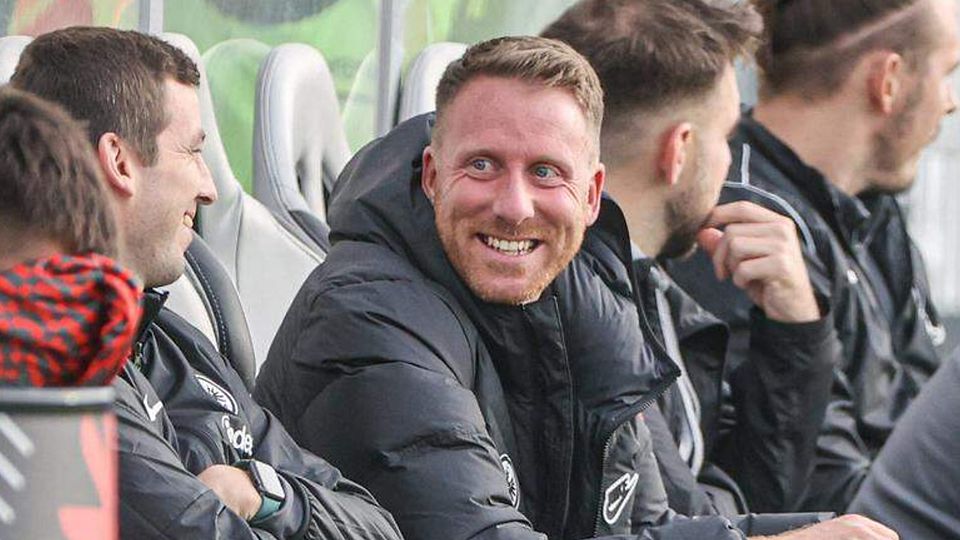 Hat als Sportlicher Leiter der U21 gut lachen: Patrick Ochs freut sich über die Tabellenführung von Eintracht Frankfurt II in der Fußball-Hessenliga. Am Sonntag (15 Uhr) gastiert das Team bei Rot-Weiß Walldorf. 