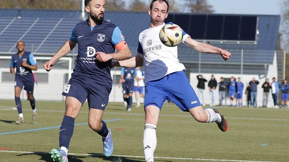 Ein packendes Duell um den Meistertitel in der Kreisoberliga liefern sich Spitzenreiter TSV Altheim (links Adel Ahmetovic) und der TSV Seckmauern (am Ball Maximilian Gessner) – Ausgang völlig offen.	Archivfoto: Herbert Krämer