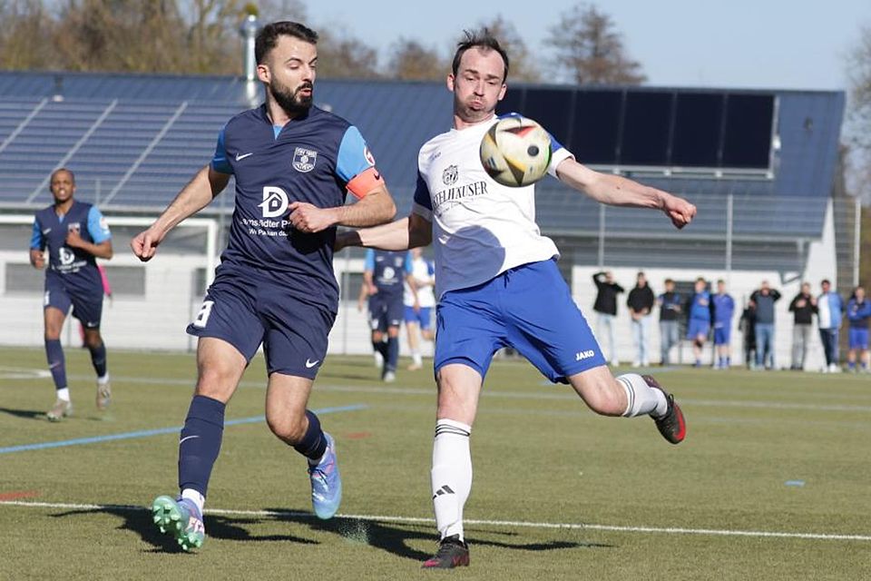 Ein packendes Duell um den Meistertitel in der Kreisoberliga liefern sich Spitzenreiter TSV Altheim (links Adel Ahmetovic) und der TSV Seckmauern (am Ball Maximilian Gessner) – Ausgang völlig offen.	Archivfoto: Herbert Krämer