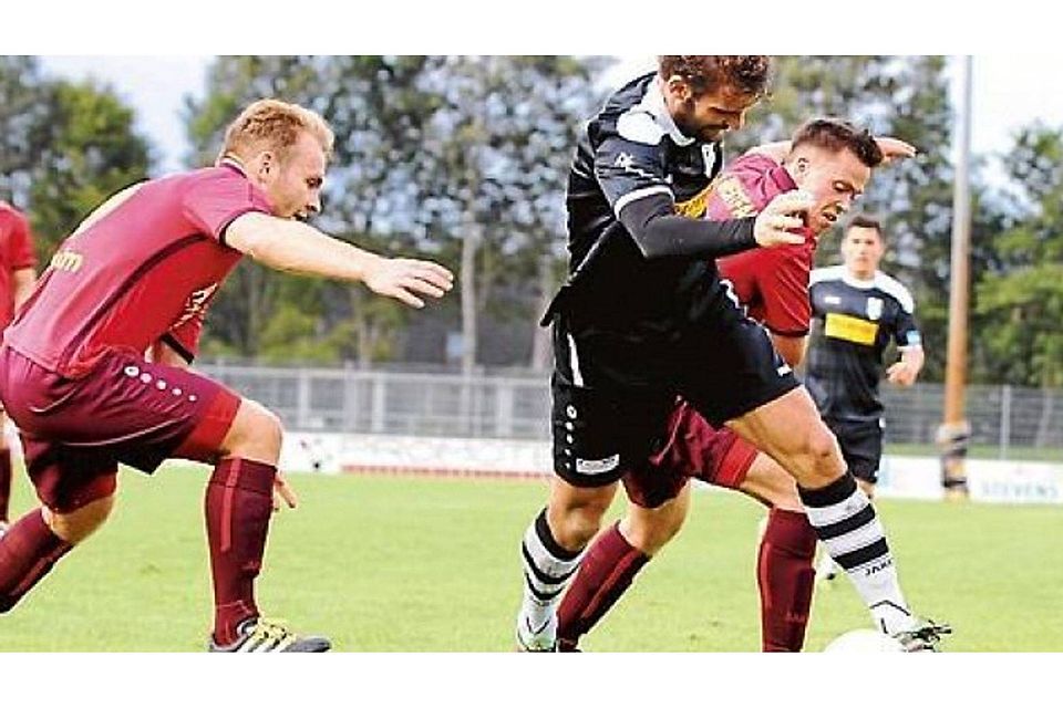 Kapitän Kristian Westerveld (am Ball) konnte den BV Cloppenburg auch im Heimspiel gegen Eintracht Northeim nicht zum ersten Sieg der neuen  Oberliga-Saison führen. Olaf Klee