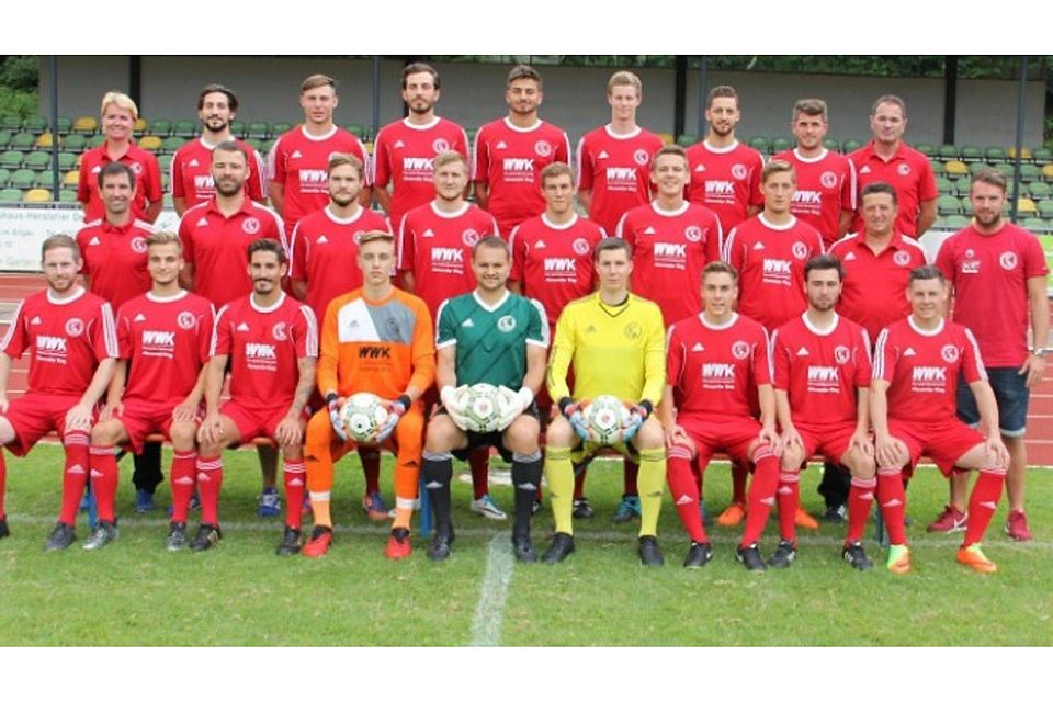 Fußball-Verbandsligist FC Wangen in der Saison 2017/18, mit Betreuern und Vorstandsmitgliedern. bee