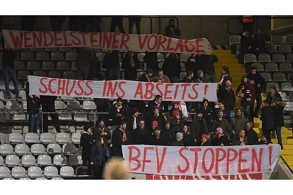 Auch die Fans der Regionalligisten freuen sich nicht über die angestrebten Reformen des DFB: Hier protestieren Anhänger der FC Bayern-Amateure im Spiel gegen den TSV Buchbach. FOTO: Leifer Auch die Fans der Regionalligisten freuen sich nicht über die angestrebten Reformen des DFB: Hier protestieren Anhänger der FC Bayern-Amateure im Spiel gegen den TSV Buchbach. FOTO: Leifer
