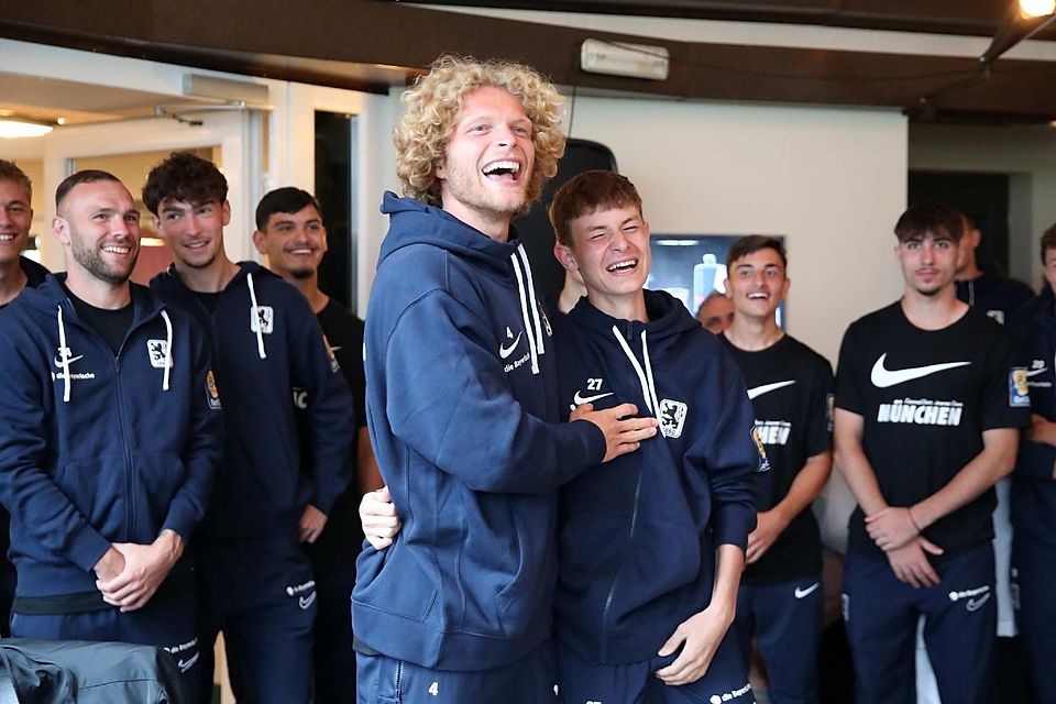 Die Spieler des TSV 1860 hatten beim traditionellen Fanabend sichtlich Spaß.