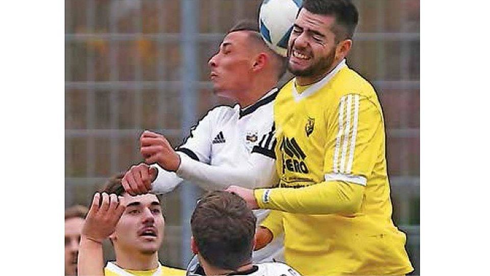 Auf den letzten Drücker und fast mit dem Schlusspfiff landete Saar 05, hier duelliert sich Lukas Feka (hinten) mit Philipp Schwarz vom SV Morlautern, den Goldenen Treffer. Foto: Wieck