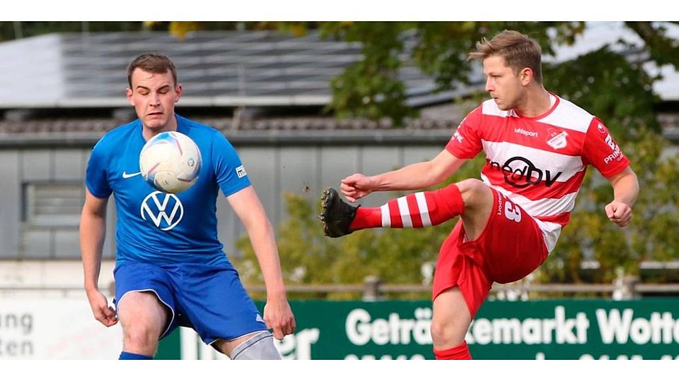Artistisch spitzelt Luca Krämer (rechts) vom SV Annerod die Kugel Richtung Mitspieler. Gegner Florian Herr kann nur zuschauen. Foto: Bär 