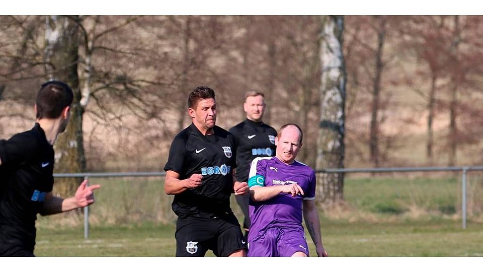 Eines der vorerst letzten Spiele der SG Romrod/Zell war die Heimpartie gegen Homberg/Ober-Ofleiden II. Hier SG-Kapitän Stefan Lerch (rechts) im Duell mit Patrick Kraft. Foto: Luca Raab 