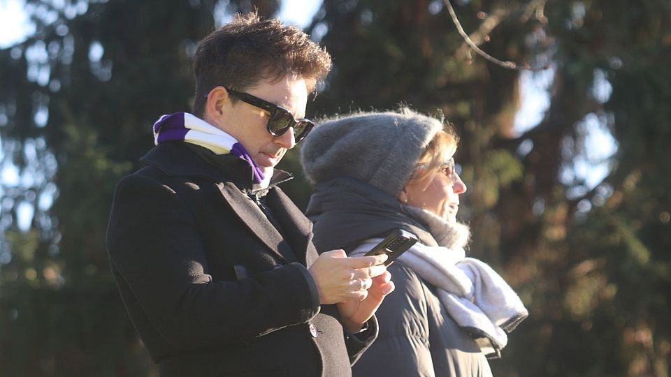 Tebe Vorstandsmitglied Ariel Gala (vorne) schaut sich das SD  Croatia Spiel an