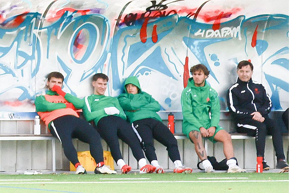 Seit dieser Saison sitzt Erkan Aki – wie hier beim Auswärtsspiel gegen den FC Unterstrass – als Assistenztrainer (ganz rechts) beim FC Red Star in der 2. Liga auf der Bank.