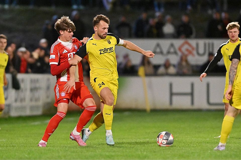 Bleibt der DJK Vilzing für eine weitere Saison treu: Felix Weber (Mitte).