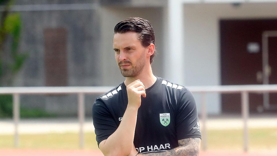 Er ist nicht so nachdenklich wie es scheint: FC-Trainer Maximilian Bauer hat bei seinem Team in der Vorbereitung schon viele positive Dinge erkannt.