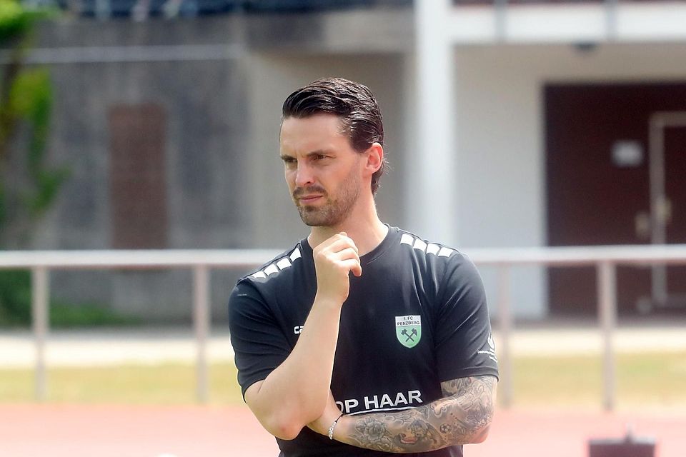 Er ist nicht so nachdenklich wie es scheint: FC-Trainer Maximilian Bauer hat bei seinem Team in der Vorbereitung schon viele positive Dinge erkannt. Er ist nicht so nachdenklich wie es scheint: FC-Trainer Maximilian Bauer hat bei seinem Team in der Vorbereitung schon viele positive Dinge erkannt.
