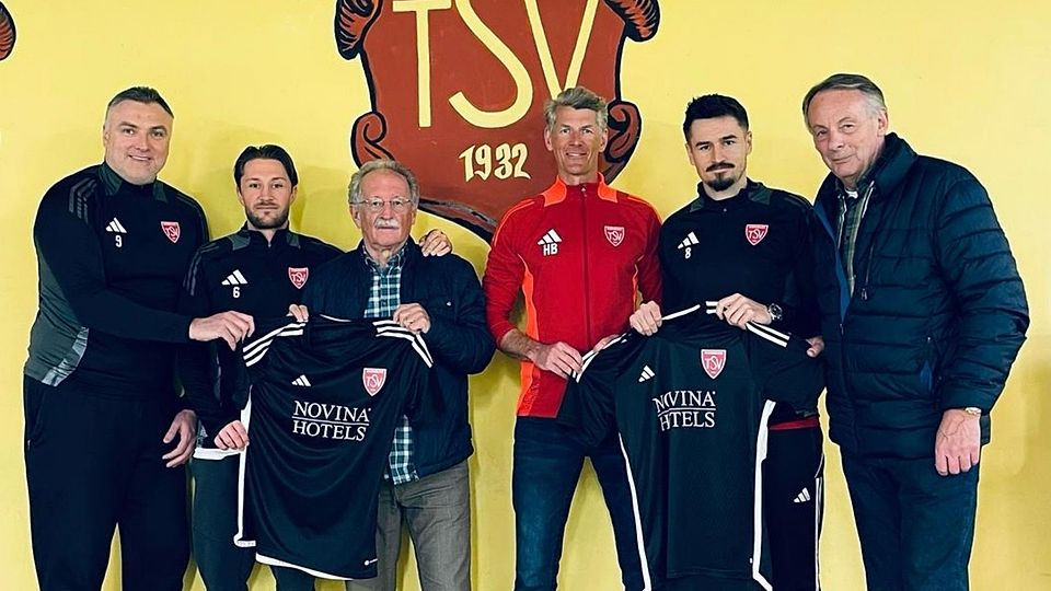 Auf eine erfolgreiche Zukunft (v,l.): Co-Spielertrainer Mirsad Biber, der scheidende Danilo Dittrich, Analyst Herbert Heidenreich, Trainer Hendrik Baumgart, Co-Spielertrainer Tim Olschewski und Manager Josef Maiser.
