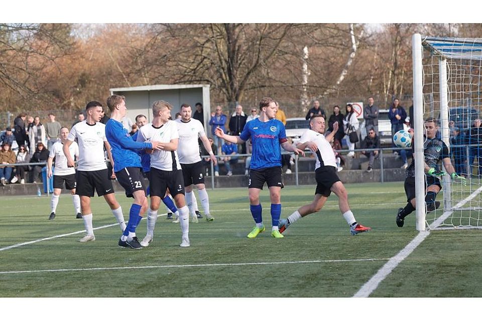 In der Kreisoberliga lösen die Spieler der SG Arheilgen den SV Hahn an der Tabellenspitze als neuen Spitzenreiter ab. (Archivbild) Foto: Peter Henrich / HEN-FOTO In der Kreisoberliga lösen die Spieler der SG Arheilgen den SV Hahn an der Tabellenspitze als neuen Spitzenreiter ab. (Archivbild) Foto: Peter Henrich / HEN-FOTO