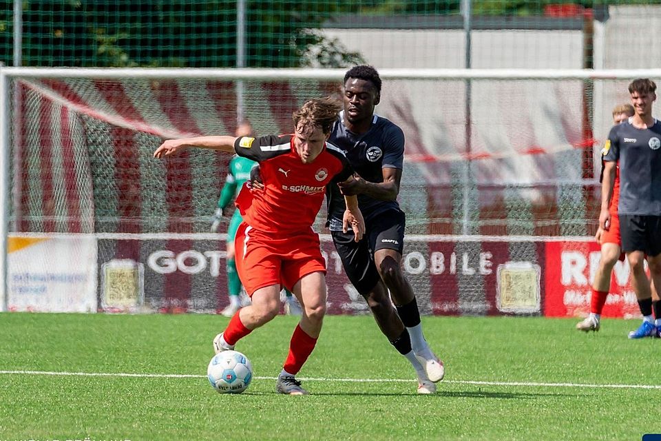 Benedikt von Hagen (am Ball) trifft viermal gegen den Hanauer FC. Benedikt von Hagen (am Ball) trifft viermal gegen den Hanauer FC.