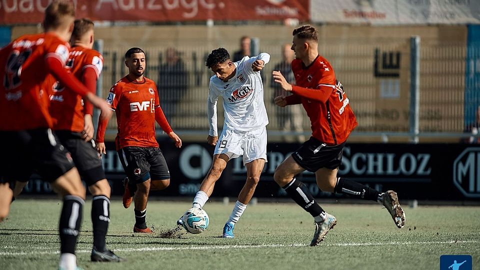 Krish Raweri (weißes Trikot) wechselt vom FC Gießen zum SC Freiburg. Beim mittelhessischen Regionalligisten kam er auf 19 Partien (zwei Tore).