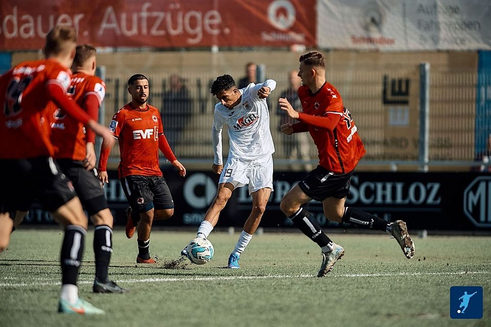 Krish Raweri (weißes Trikot) wechselt vom FC Gießen zum SC Freiburg. Beim mittelhessischen Regionalligisten kam er auf 19 Partien (zwei Tore).