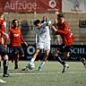 Krish Raweri (weißes Trikot) wechselt vom FC Gießen zum SC Freiburg. Beim mittelhessischen Regionalligisten kam er auf 19 Partien (zwei Tore).