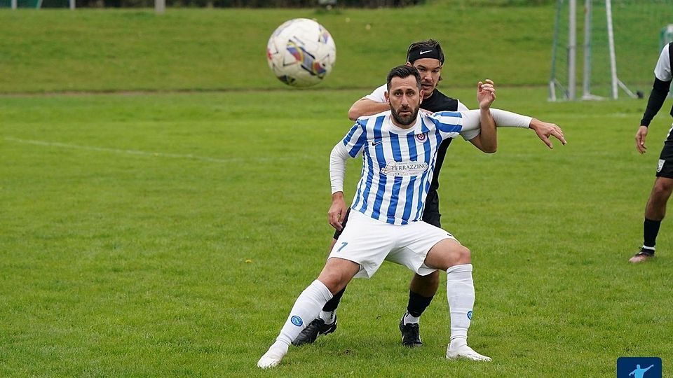 Die Stutzen von Napoli, doch das Trikot bleibt auch in der kommenden Saison von Groß-Umstadt: Giuseppe Andreozzi hat als Spielertrainer bei der Spvgg. Groß-Umstadt verlängert.
