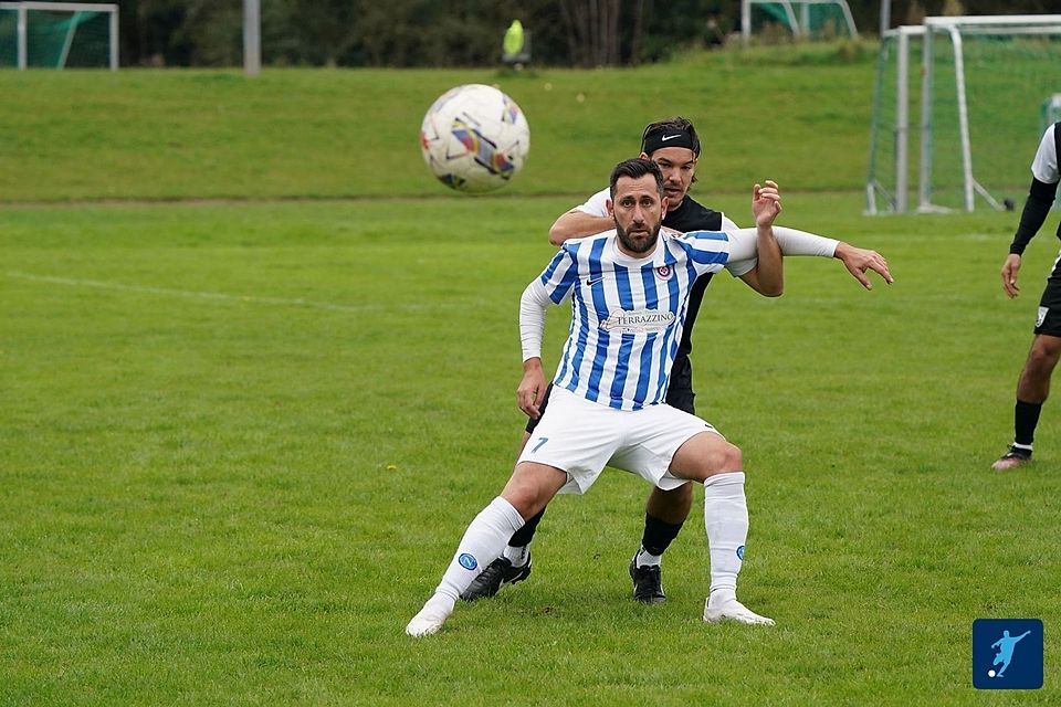 Die Stutzen von Napoli, doch das Trikot bleibt auch in der kommenden Saison von Groß-Umstadt: Giuseppe Andreozzi hat als Spielertrainer bei der Spvgg. Groß-Umstadt verlängert.