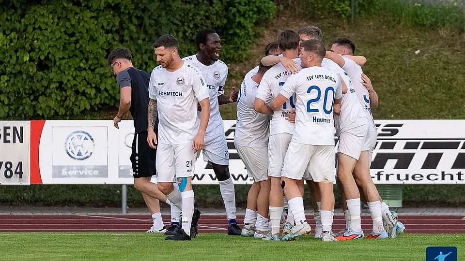 Die Freude über den ersten Dreier war bei den Kickern des TSV Bogen groß 