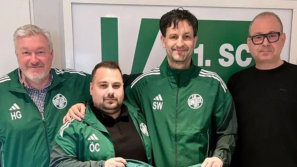 Freuen sich über die neuen Trainingsanzüge und eine positive Gesamtentwicklung: (von links): Jugendleiter Holger Gocke, Özcan Cal (Geschäftsführer REWE-Markt in Kohlheck), Abteilungsleiter Stefan Weigl und Förderkreis-Vorsitzender Holger Rottzoll.