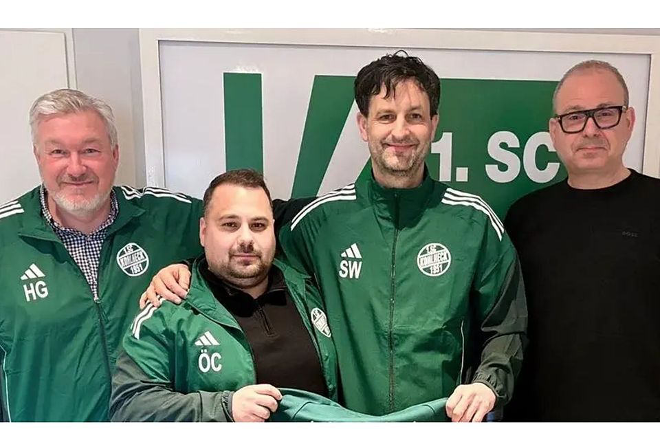 Freuen sich über die neuen Trainingsanzüge und eine positive Gesamtentwicklung: (von links): Jugendleiter Holger Gocke, Özcan Cal (Geschäftsführer REWE-Markt in Kohlheck), Abteilungsleiter Stefan Weigl und Förderkreis-Vorsitzender Holger Rottzoll.