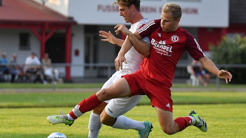 Zweikampf zwischen dem Altdorfer Maximilan Junele (weiß) und dem Ettenheimer Janis Steinle aus dem Bezirksliga-Spiel am 24. August (3:3).