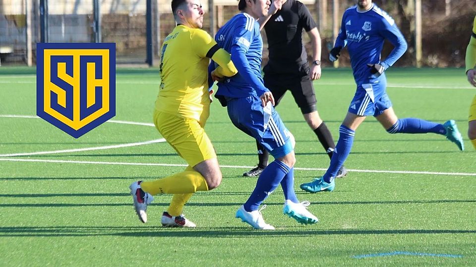 Kamo (blaues Trikot, Mitte) wechselt zum SC St. Tönis.