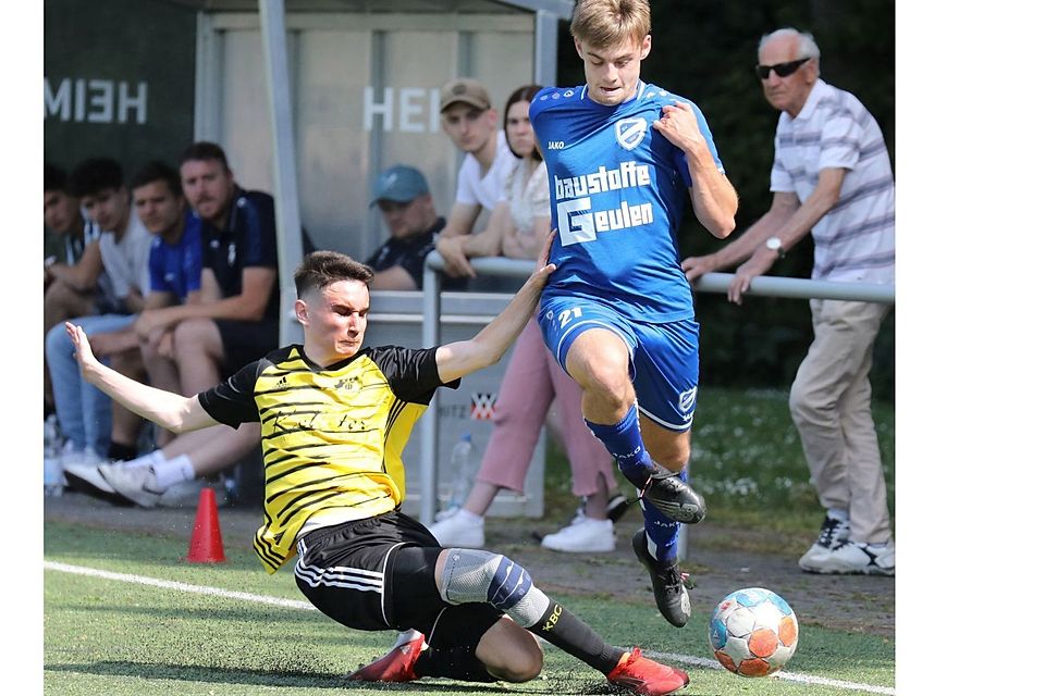 Abstiegskampf: KBC-Spieler Aaron Roefe (in Gelb) im Einsatz gegen Verlautenheides André Hemforth. ⇥Foto: Dagmar Meyer-RoegeR