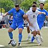 Der Tabellenführer VfB Ginsheim (blaue Trikots) und der TSV Auerbach trennten sich im Topspiel mit 3:3.