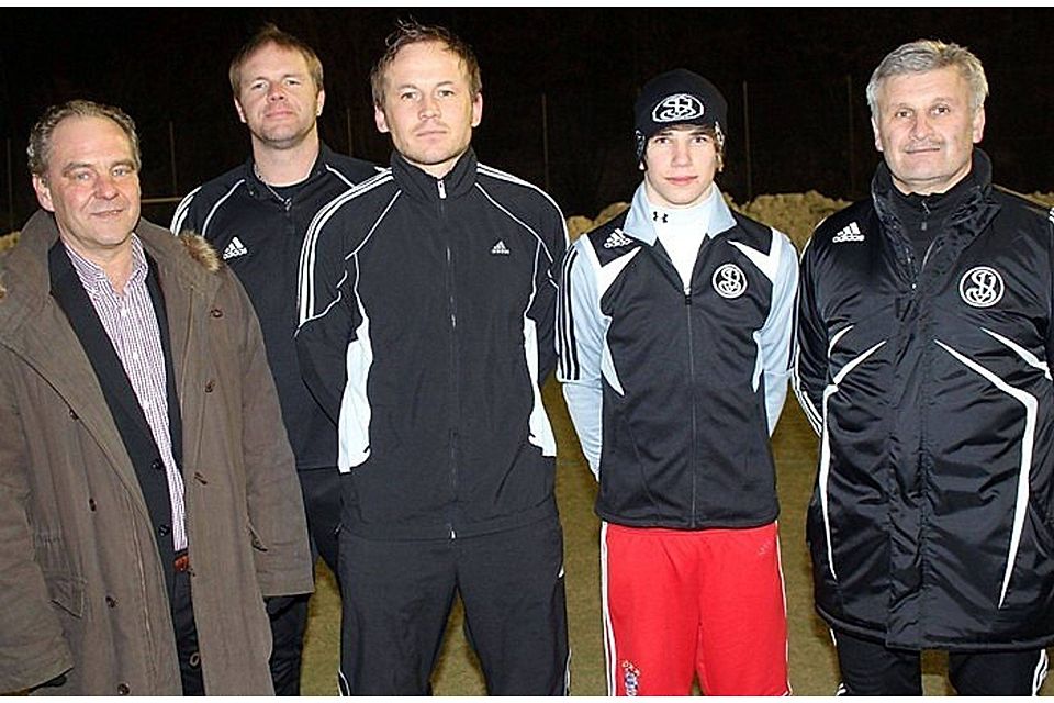Übungsauftakt der C-Junioren: Von links SVL-Sportleiter Manfred Maier, Christian Endler, Florian Baumgartl, Lukas Kofler und Wolfgang Rauch.