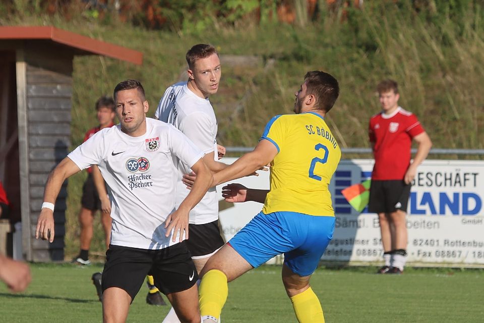 Sie mögen den Pokal: Sowohl der TSV Peißenberg (in weißen Trikots) als auch der SC Böbing (hier beim Duell aus dem Juli 2023) machen dieses Jahr wieder mit.