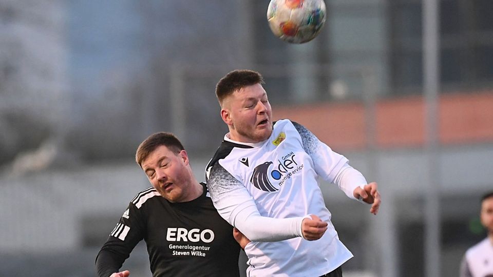  Personell gut aufgestellte Rheinfelder bleiben oben dran: Demian Zikolli (FSV II, rechts) mit Lukas Wehrle (TuS Maulburg), die Gäste siegten 4:1. | Foto: Gerd Gründl