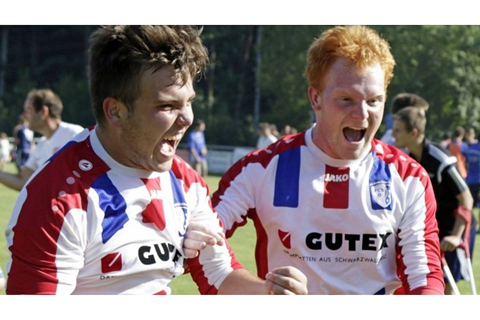 Im Juni feierte der FCS den Aufstieg in die Bezirksliga, zwei Monate später den ersten Saisonsieg. Michael Selb (rechts) traf gegen Brennet doppelt. | Foto: Matthias Konzok