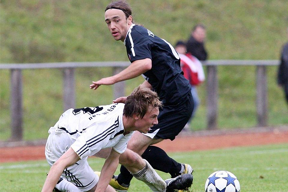 Schießt Sandro Santamaria (dunkles Trikot) die entscheidenden Tore im Aufstiegsrennen für den TSV Wertingen?	 F.: G. Fischer