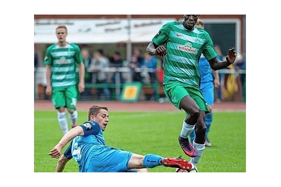 Kehrt mit etwas Drittliga-Erfahrung nach Flensburg zurück: Verteidiger Torge Paetow grätscht im Dress des VfR Aalen Werder Bremens Sambou Yatabare den Ball vom Fuß. Foto: imago/foto2press