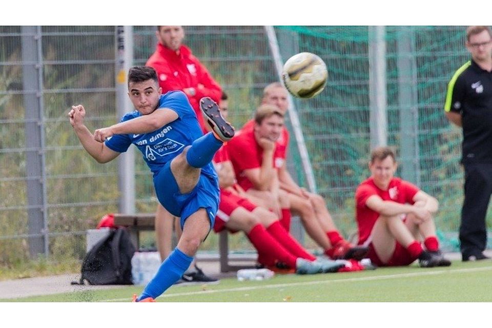 Berkan Özbay von den Azzurri zirkelt den Ball in die Mitte.	Foto: Thorsten Gutschalk