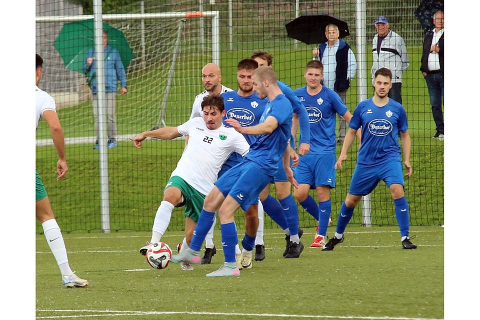 Fußball; Saison 2025/26; Bezirksliga; Florian Langenegger vom 1. FC Penzberg  (im weißen Trikot) im Heimspiel geegn den SC Olching am 30-August 2025