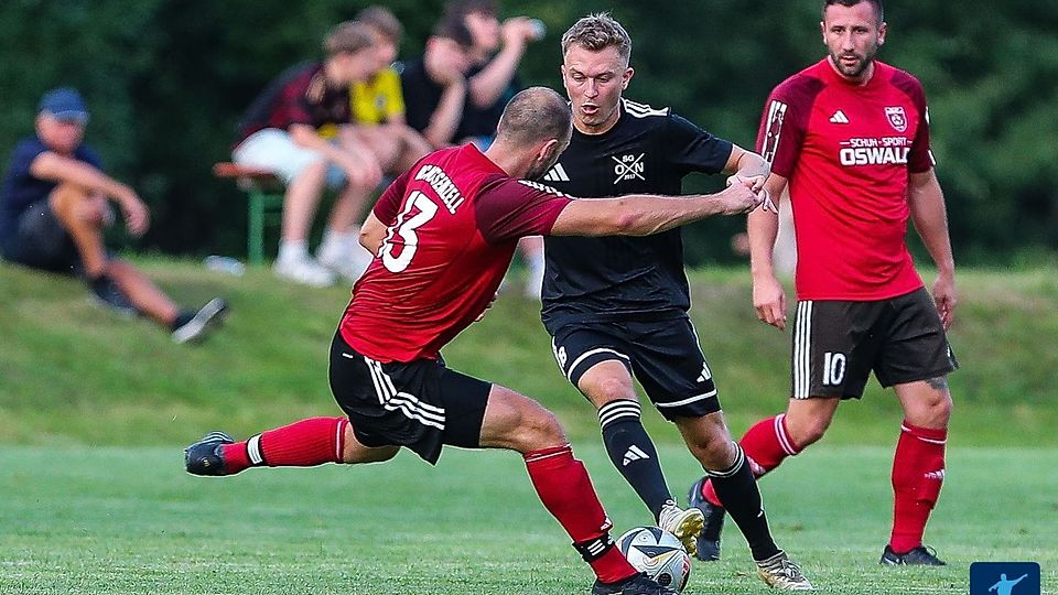 Für Spielertrainer Sebastian Killinger (rechts, Nr. 10) und seinen BCA geht es am Sonntag gegen den Nachbarn aus Schöllnach
