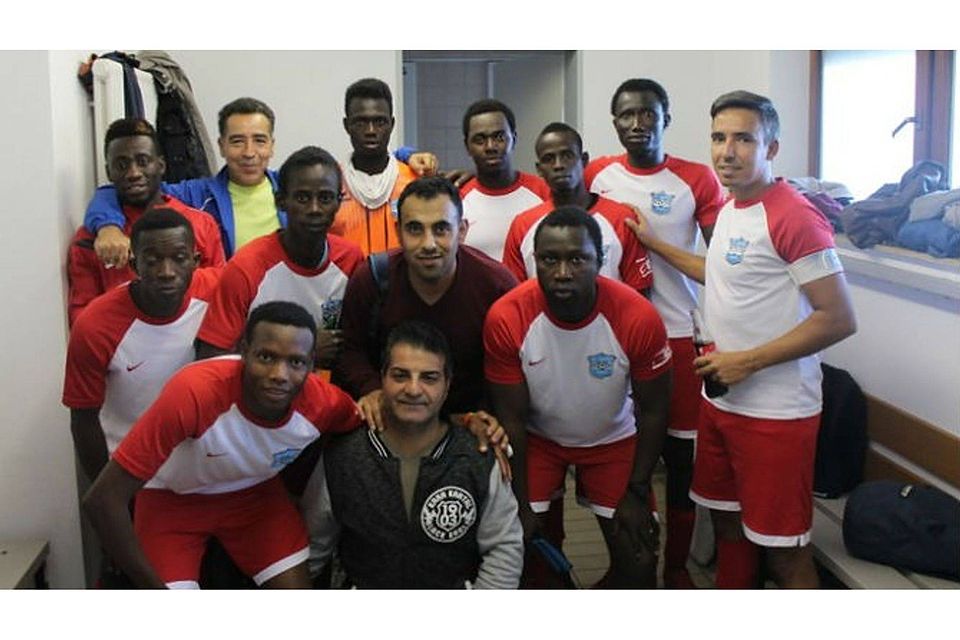 Die zweite Mannschaft des SC Baris Müllheim mit Vorstand Ilhan Durmus (hinten, Zweiter von links), dem zweiten Vorstand Erdogan Karakaya (ganz unten) sowie dem aus Gambia stammenden Trainer Sheik Omar Gassman (mittlere Reihe, rechts). | Foto: Hannes Selz