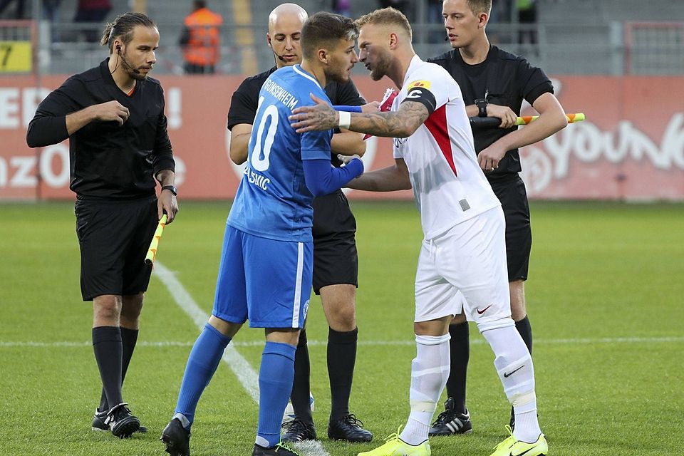 Auf Augenhöhe mit dem FCK: die Kapitäne Damir Bektasevic und Christoph Hemlein bei der Seitenwahl.