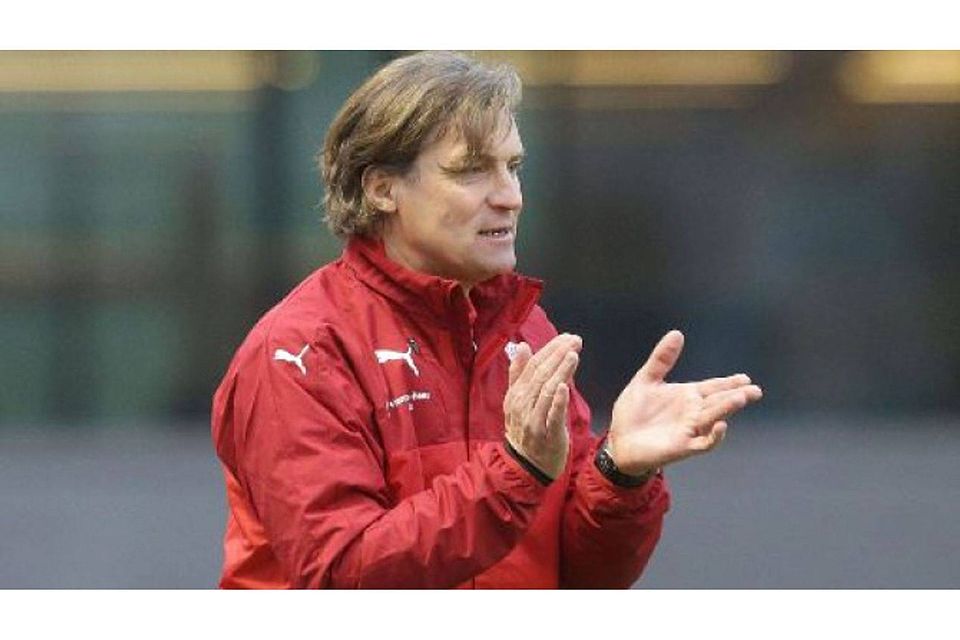 Beifall für seine Mannschaft: Walter Thomaes Umstellung führte zum Erfolg gegen Saarbrücken. Pressefoto Baumann