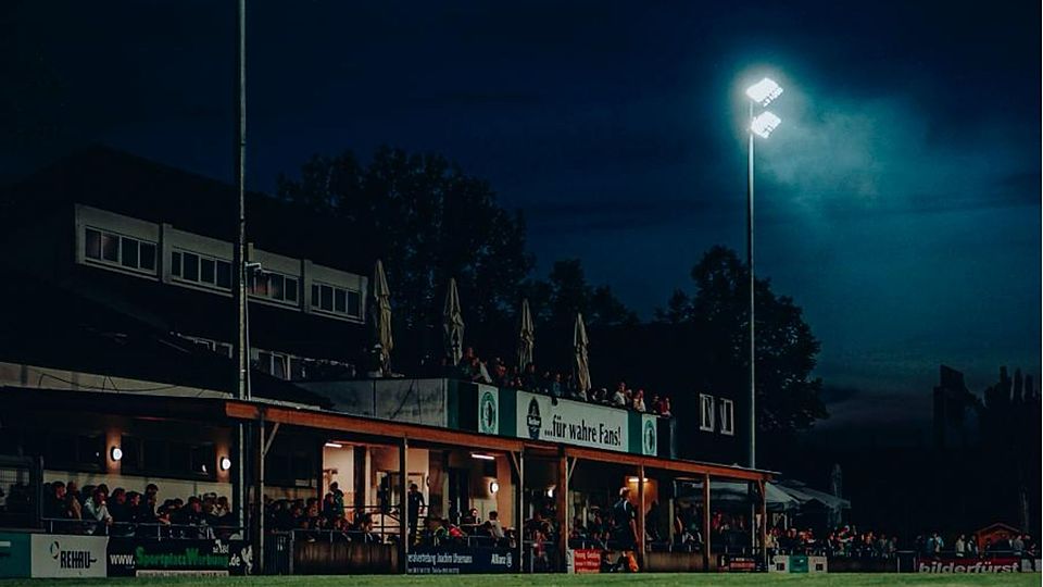 Wie aus dem Bilderbuch: Der Elsner-Sportpark bei Nacht.